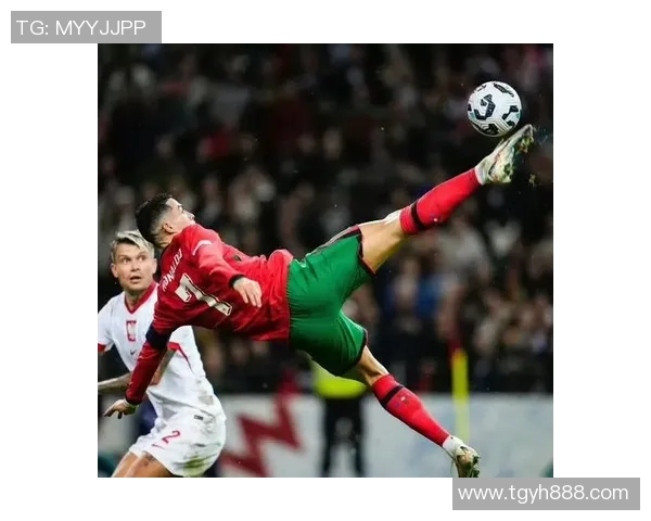 足球巨星亲临赛场指挥风云瞬间 展现领袖气质与战术智慧